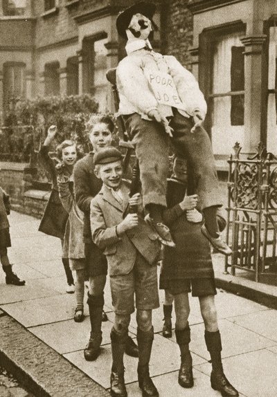 Kinder tragen eine Guy Fawkes Puppe an Bonfire Night von English Photographer